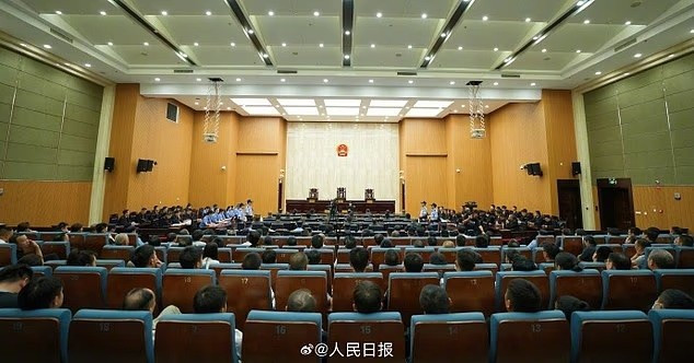 Theo tuyên bố của tòa, 11 thành viên và cộng sự của gia tộc tội phạm Ming đã bị Tòa án Nhân dân Trung cấp Ôn Châu, tỉnh Chiết Giang, miền Đông Trung Quốc tuyên án tử hình. 11-thanh-vien-gia-toc-bi-tu-hinh-vi-lua-dao-truc-tuyen-125-ty-usd-2.jpg