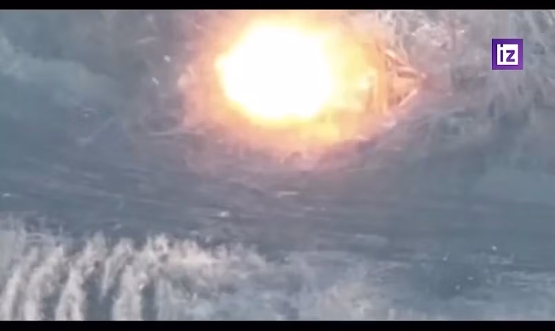 Video FPV khiến pháo M777 ngụy trang nổ tung