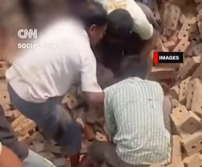 Video thắt lòng cảnh con trai tạm biệt mẹ mắc kẹt trong đống đổ nát ở Myanmar