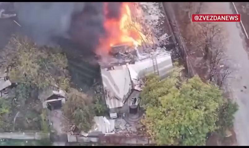 Cảnh FPV thiêu cháy xe thiết giáp M113