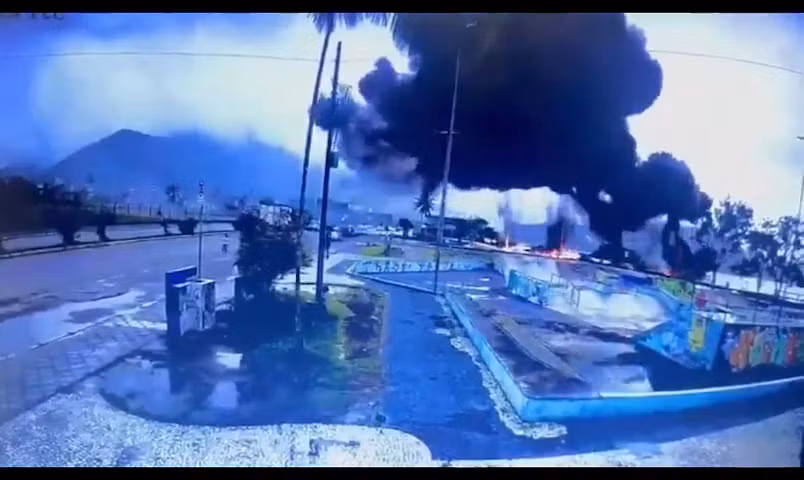 Khoảnh khắc máy bay Brazil lao xuống biển, phi công tử nạn