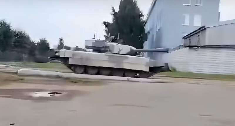 Một xe chiến đấu thuộc hệ thống Shturm dựa trên xe tăng T-72.