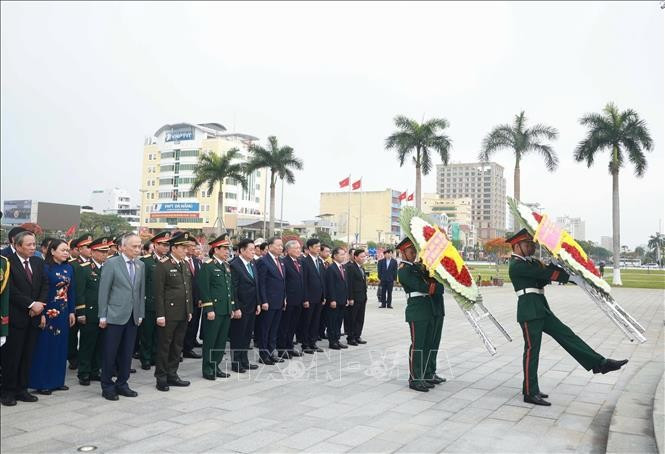 Tổng Bí thư Tô Lâm và các đại biểu dâng hương tưởng niệm các Anh hùng liệt sĩ tại Đài tưởng niệm thành phố Đà Nẵng. (Ảnh: Thống Nhất/TTXVN)