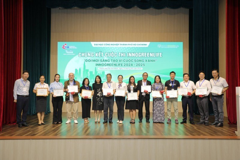 PGS TS Đàm Sao Mai và PGS TS Trịnh Ngọc Nam gửi thư cảm ơn và kỷ niệm chương tới Ban giám khảo cuộc thi. 3.jpg