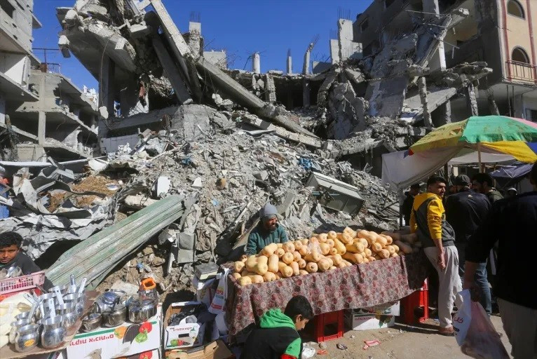 Bán hàng giữa đống đổ nát ở Gaza.