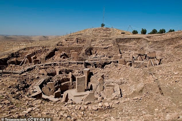 Theo các nhà nghiên cứu, Göbekli Tepe ở Thổ Nhĩ Kỳ (ảnh) được xây dựng trước các kim tự tháp Ai Cập hàng nghìn năm thanh-pho-6000-nam-tuoi-duoi-day-bien-co-the-viet-lai-lich-su-nhan-loai02.jpg