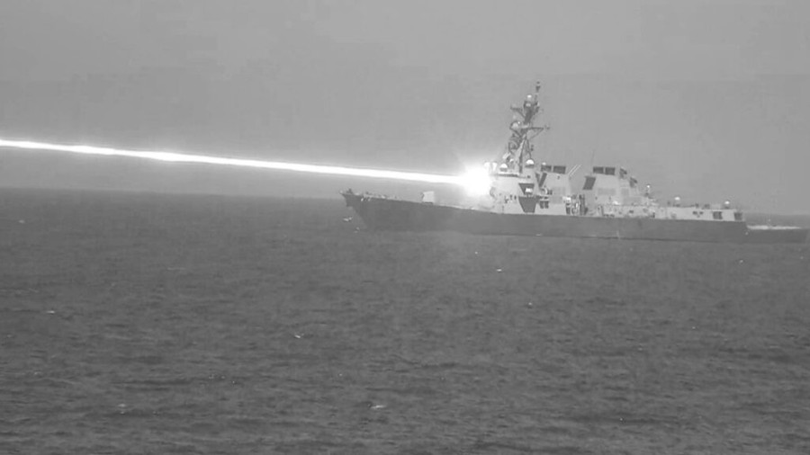 Một tàu chiến của Mỹ bắn vũ khí laser HELIOS với công suất 60 kilowatt. Ảnh: Bộ Quốc phòng Mỹ.