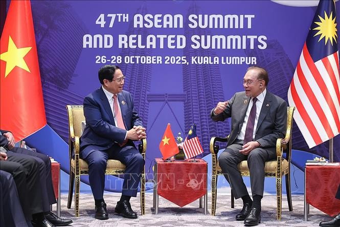 Thủ tướng Phạm Minh Chính gặp Thủ tướng Malaysia Anwar Ibrahim, Chủ tịch ASEAN 2025. Ảnh: Dương Giang/TTXVN thu-tuong-pham-minh-chinh-gap-lanh-dao-cac-nuoc-brunei-darussalam-4.jpg