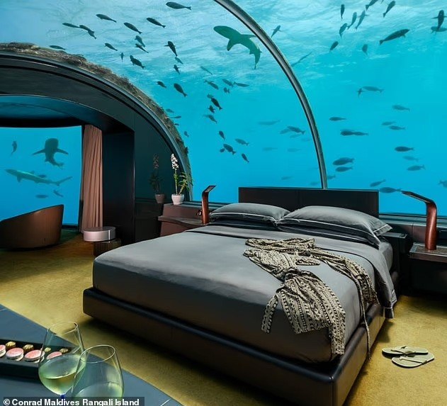 Tại khu nghỉ dưỡng Conrad Maldives Rangali Island có The Muraka, một dinh thự sang trọng 2 tầng đầu tiên, với phòng ngủ chính chìm sâu hơn 4,88 mét dưới mực nước biển ở Ấn Độ Dương.