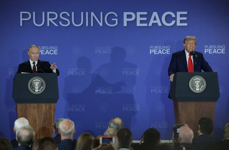 Ông Trump và ông Putin tại Căn cứ chung Elmendorf-Richardson ở Anchorage, Alaska, Hoa Kỳ trong cuộc họp báo. Ảnh: Reuters.