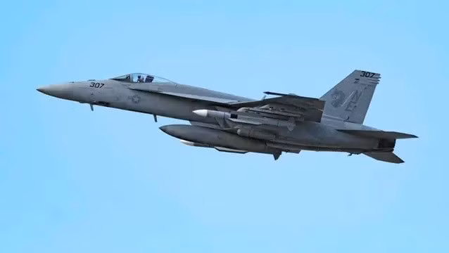 Một chiếc F-18 Super Hornet mang tên lửa AIM-174.