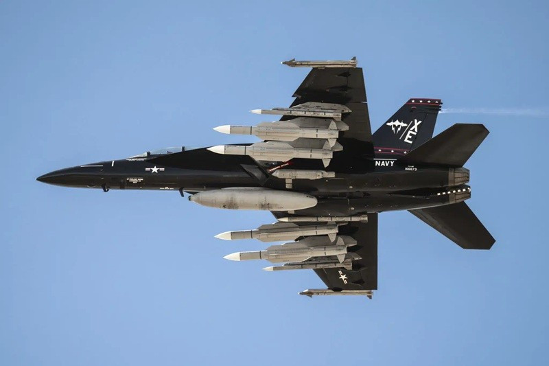 Máy bay chiến đấu VX-9 F/A-18F 166673 trên không với 4 tên lửa CATM-174B VLRAAM, 3 tên lửa CATM-120D và 2 tên lửa CATM-9X. Ảnh: navalnews. ten-lua-aim-174b-lieu-co-bat-duoc-vu-khi-sieu-thanh2.jpg