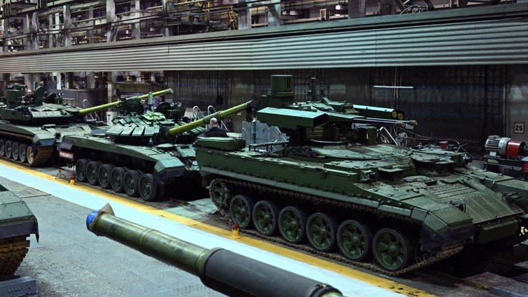 Một xưởng lắp ráp cơ khí tại nhà máy chế tạo máy Uralvagonzavod ở Nizhny Tagil, Nga. Ảnh: Sputnik / Ramil Sitdikov