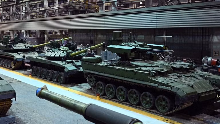 Một xưởng lắp ráp cơ khí tại nhà máy chế tạo máy Uralvagonzavod ở Nizhny Tagil, Nga. Ảnh: Sputnik / Ramil Sitdikov