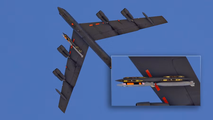 Máy bay ném bom B-52 mang tên lửa LRSO. Ảnh: @lookunderocks