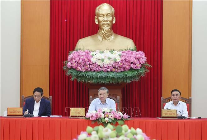 Tổng Bí thư Tô Lâm chủ trì buổi làm việc. (Ảnh: Thống Nhất/TTXVN) tiep-tuc-chu-dong-ra-soat-hoan-thien-du-thao-cac-van-kien-dai-hoi-xiv-cua-dang-2.jpg