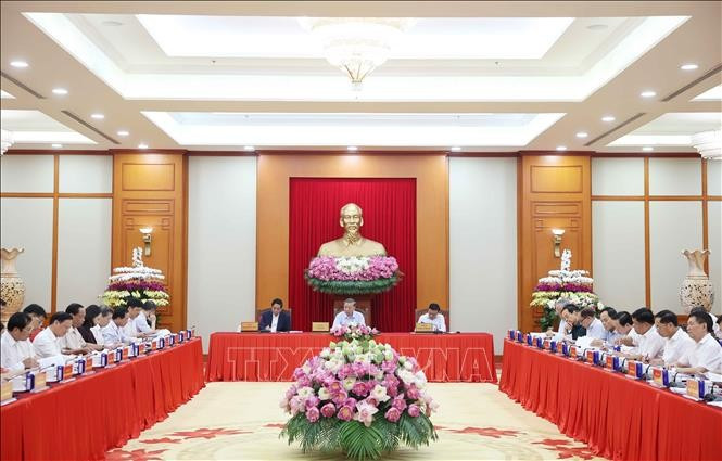 Quang cảnh buổi làm việc. (Ảnh: Thống Nhất/TTXVN) tiep-tuc-chu-dong-ra-soat-hoan-thien-du-thao-cac-van-kien-dai-hoi-xiv-cua-dang-3.jpg