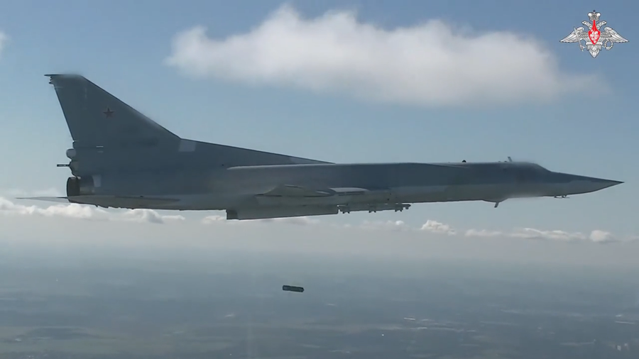 Xem tổ lái Tu-22M3 thả bom trong Zapad-2025