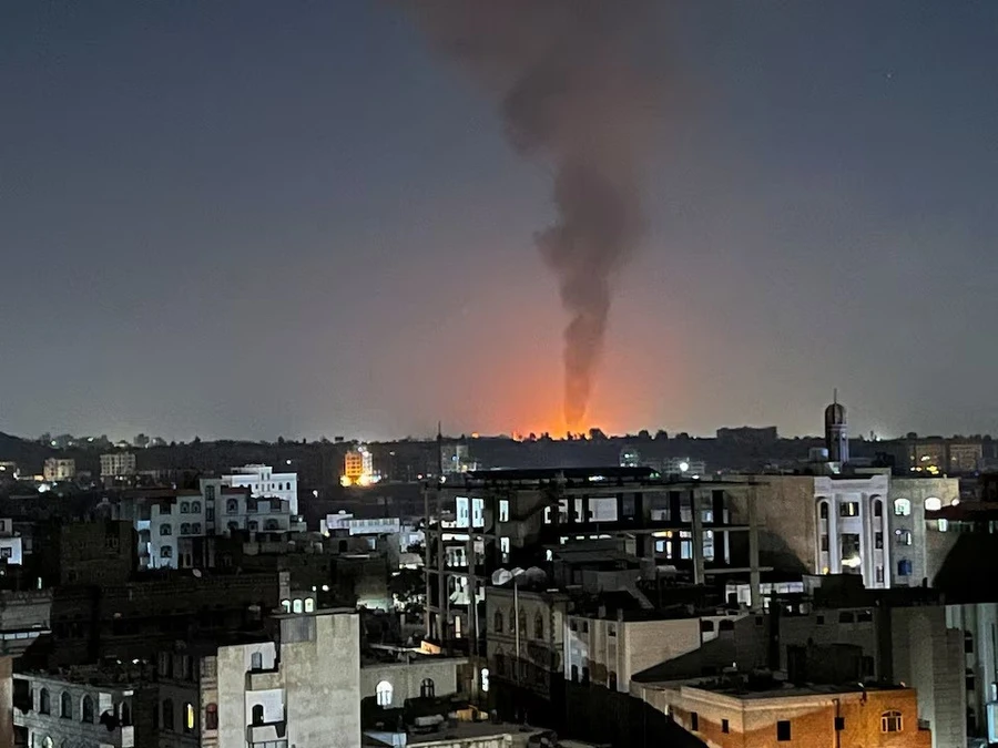 Khói bốc lên trên bầu trời sau một cuộc không kích do Mỹ dẫn đầu tại Sanaa, Yemen. Ảnh: REUTERS