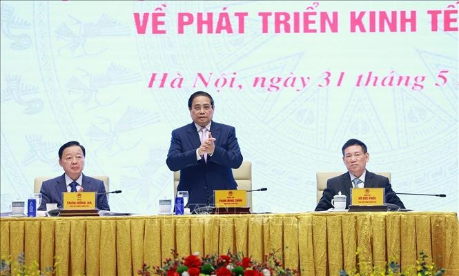 Thủ tướng Phạm Minh Chính và các Phó Thủ tướng tọa đàm với các doanh nghiệp về phát triển kinh tế tư nhân. Ảnh: Dương Giang/TTXVN thu-tuong-pham-minh-chinh-toa-dam-voi-doanh-nghiep-ve-phat-trien-kinh-te-tu-nhan-3.jpg