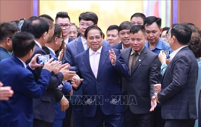 Thủ tướng Phạm Minh Chính với các doanh nghiệp tham dự tọa đàm về phát triển kinh tế tư nhân. Ảnh: Dương Giang/TTXVN thu-tuong-pham-minh-chinh-toa-dam-voi-doanh-nghiep-ve-phat-trien-kinh-te-tu-nhan-2.jpg