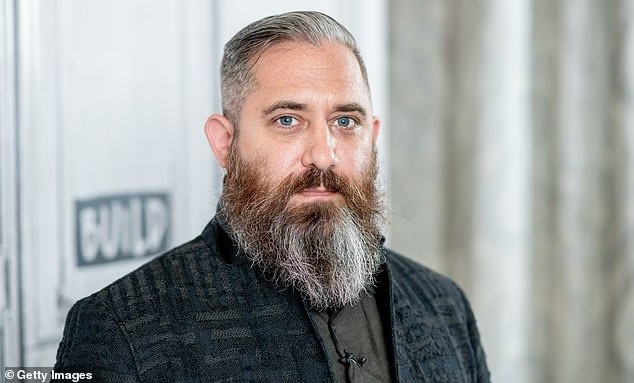 Jeremy Corbell, một nhà báo điều tra và nhà làm phim nổi tiếng với công trình hợp tác với George Knapp về UAP được ghi chép trong quân đội, một lần nữa đã thổi bùng cuộc tranh luận công khai về UFO. Ông đã dành hơn 2 năm để xác minh các cảnh quay trước khi công bố he-lo-video-quan-su-bi-mat-vat-the-bay-bi-an-o-bien-gioi-afghanistan-pakistan-2.jpg