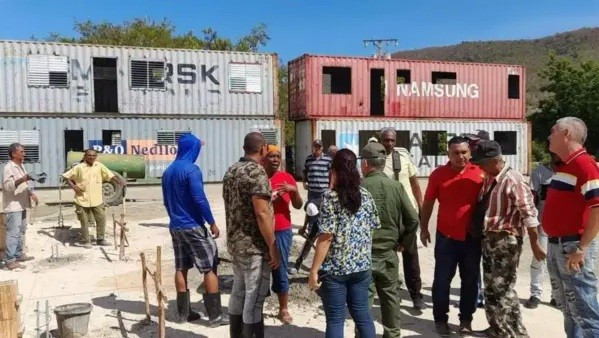 Hình ảnh các container bắt đầu được lắp đặt làm nhà ở Guantanamo, Cuba.