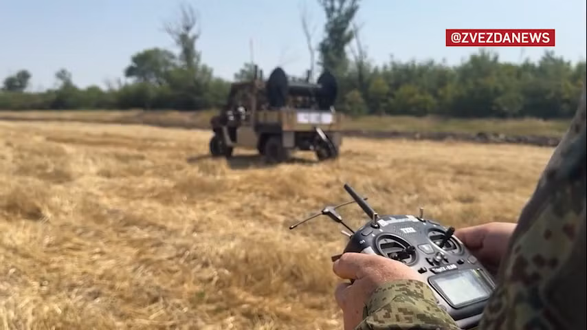 Xem máy trải cáp quang điều khiển từ xa gây chú ý trên chiến trường