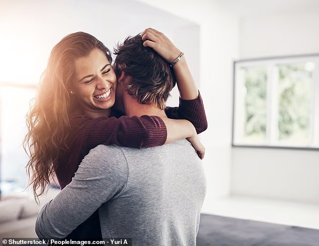 Chuyên gia cho biết thói quen rửa bát cùng nhau có thể tạo ra "sự khác biệt lớn", cải thiện sức khỏe tinh thần của các cặp đôi.