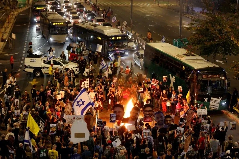 Người biểu tình chặn đường cao tốc Tel Aviv, Israel kêu gọi trả tự do cho những người bị bắt