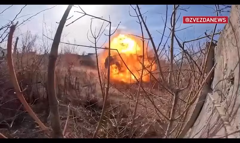 Video lính công binh phá mìn, dọn đường cho đồng đội gần Chasov Yar