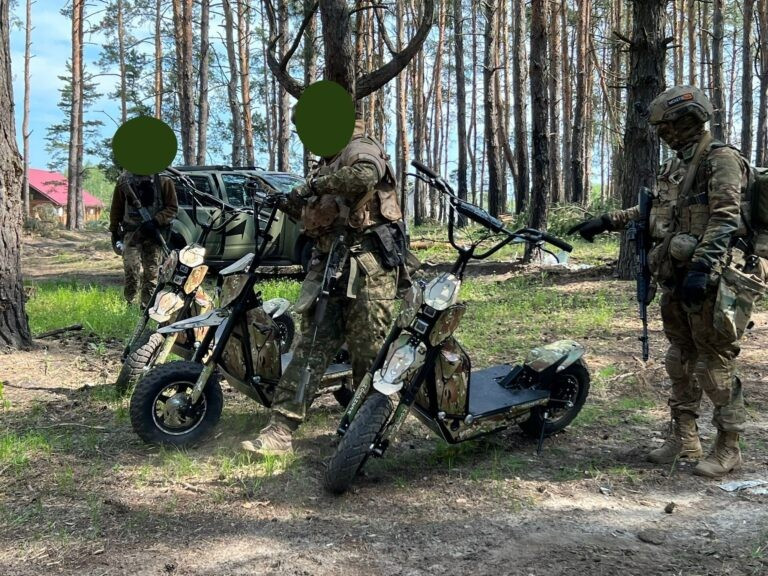 Binh lính Ukraine và xe tay ga của Global Wolf Motors. Ảnh: Global Wolf Motors