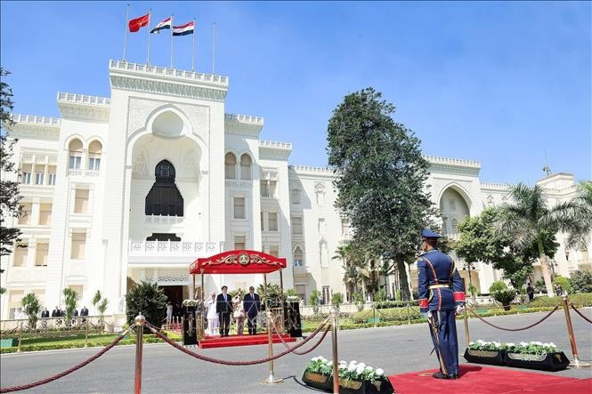 Chủ tịch nước Lương Cường và Tổng thống Ai Cập Abdel Fattah El-Sisi trên bục danh dự nghe quân nhạc cử Quốc thiều hai nước. (Ảnh: Lâm Khánh/TTXVN) le-don-chu-tich-nuoc-luong-cuong-tham-cap-nha-nuoc-cong-hoa-arab-ai-cap-4.jpg