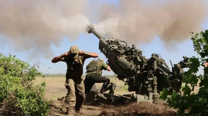 Binh lính Ukraine vận hành pháo.