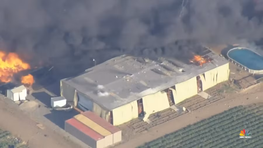 Hình ảnh kho chứa pháo hoa nổ tung như cầu lửa ở California