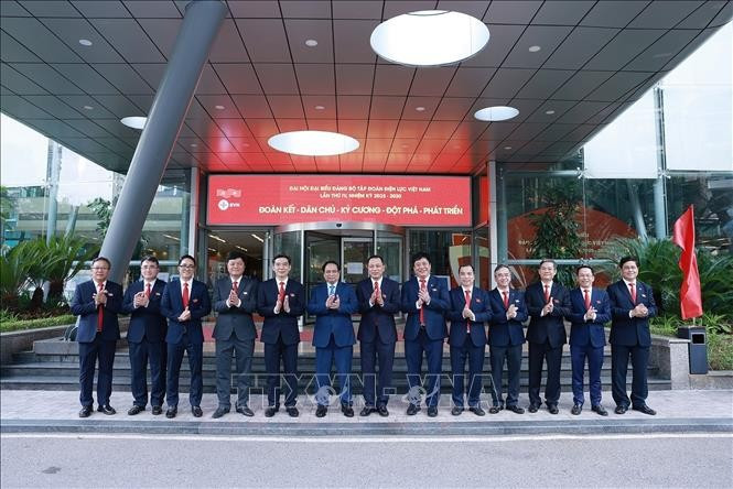 Thủ tướng Phạm Minh Chính với các đại biểu lãnh đạo Tập đoàn Điện lực Việt Nam. (Ảnh: Dương Giang/TTXVN) thu-tuong-phai-dap-ung-yeu-cau-dien-cho-phat-trien-dat-nuoc-7.jpg
