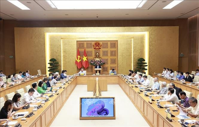 Thủ tướng Phạm Minh Chính làm việc với Ban Nghiên cứu phát triển kinh tế tư nhân (Ban IV). (Ảnh: Dương Giang/TTXVN) thu-tuong-lan-toa-khat-vong-truyen-cam-hung-cho-toan-xa-hoi-thi-dua-lam-giau-3.jpg