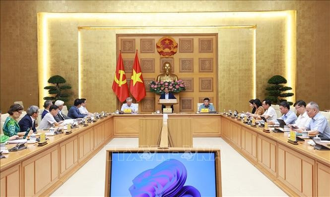 Thủ tướng Phạm Minh Chính làm việc với Ban Nghiên cứu phát triển kinh tế tư nhân (Ban IV). (Ảnh: Dương Giang/TTXVN) thu-tuong-lan-toa-khat-vong-truyen-cam-hung-cho-toan-xa-hoi-thi-dua-lam-giau-2.jpg