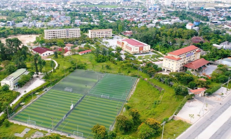 Sân bóng đá. sanbongdaluathue.jpg