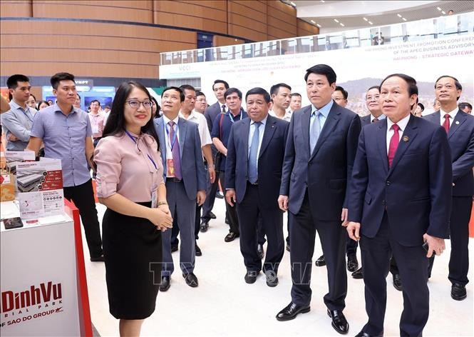 Chủ tịch nước Lương Cường cùng các đại biểu tham quan trưng bày, giới thiệu xúc tiến thương mại bên lề Hội nghị xúc tiến đầu tư Hải Phòng. (Ảnh: Lâm Khánh/TTXVN) hoi-nghi-xuc-tien-dau-tu-hai-phong-la-thong-diep-ve-khat-vong-phat-trien-3.jpg