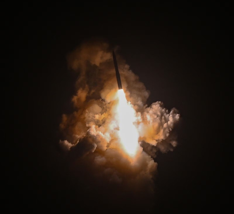 Hình ảnh do Không quân Hoa Kỳ cung cấp, chụp lại khoảnh khắc tên lửa Minuteman III được phóng từ Căn cứ Không gian Vandenberg, California. 
