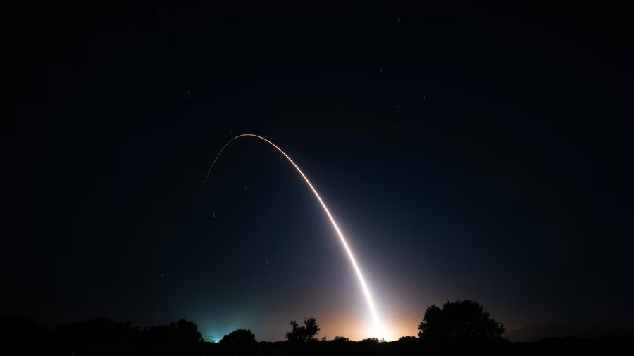 Hình ảnh từ Defense News cho thấy dấu vết quỹ đạo của tên lửa Minuteman III trên bầu trời đêm sau khi được phóng từ Căn cứ Không gian Vandenberg. my-thu-ten-lua-2.jpg