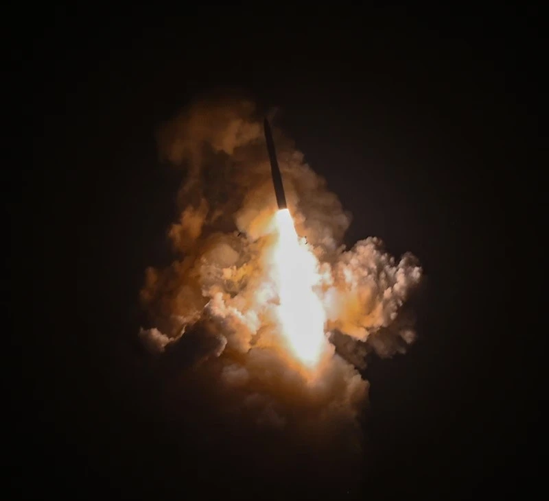 Hình ảnh do Không quân Hoa Kỳ cung cấp, chụp lại khoảnh khắc tên lửa Minuteman III được phóng từ Căn cứ Không gian Vandenberg, California. 