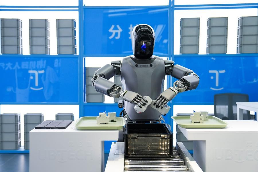 Một robot hình người thuộc dòng "Walker" của UBTECH đang tiến hành công việc phân loại tại Thế giới Robot Bắc Kinh ở Bắc Kinh, thủ đô Trung Quốc, ngày 24/2. (Xinhua/Ju Huanzong)