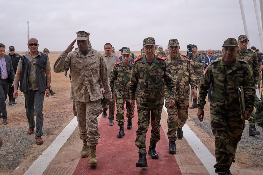 Tướng Thủy quân Lục chiến Michael Langley (giữa), và Thiếu tướng Lực lượng Vũ trang Hoàng gia Maroc Mohammed Berrid tại cuộc tập trận quân sự African Lion 2025 ở Maroc, ngày 23/5. (Mosa'ab Elshamy/AP) my-doi-chien-luoc-quan-su-tai-chau-phi-ra-sao.jpg