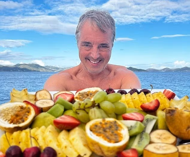 Khái niệm Blue Zone lần đầu tiên được giới thiệu bởi Dan Buettner, một nhà văn và tác giả không có kiến ​​thức y khoa, người đã đăng ký nhãn hiệu cho thuật ngữ này