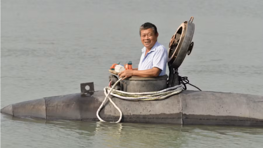 Ông Zhang Shengwu và tàu ngầm "Big Black Fish" của ông. (Ảnh: CCTV)