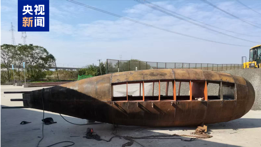 Tàu ngầm "Big Black Fish" của ông Zhang Shengwuđang được đóng. (Ảnh: CCTV) nong-dan-60-tuoi-tu-che-tau-ngam-khien-du-luan-kinh-ngac-3.png
