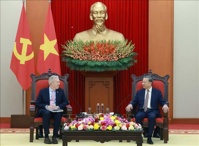 Tổng Bí thư Tô Lâm và ông Ted Osius, Chủ tịch kiêm Tổng Giám đốc Hội đồng kinh doanh Hoa Kỳ - ASEAN (USABC). (Ảnh: Thống Nhất/TTXVN) tong-bi-thu-to-lam-tiep-doan-doanh-nghiep-hoi-dong-kinh-doanh-hoa-ky-asean-3.jpg