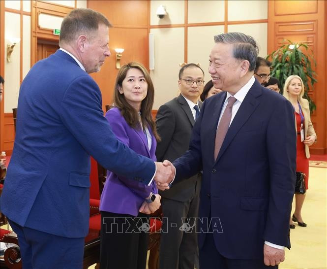 Tổng Bí thư Tô Lâm với các thành viên đoàn doanh nghiệp Hội đồng Kinh doanh Hoa Kỳ - ASEAN. (Ảnh: Thống Nhất/TTXVN )